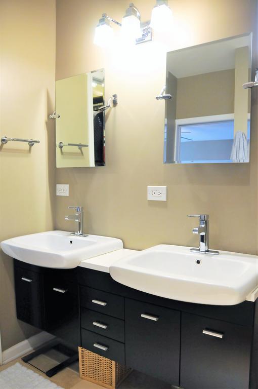 3 Bedroom Spacious Home In Ideal Location W Free Parking Back Yard Pets Welcome Chicago Exterior foto